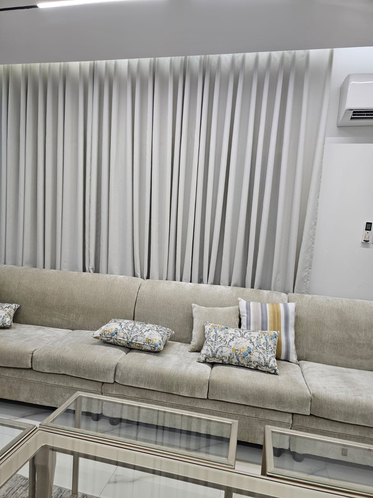 ستائر وكنب مجلس منفذة بواسطة Fabiha Decor في الخبر